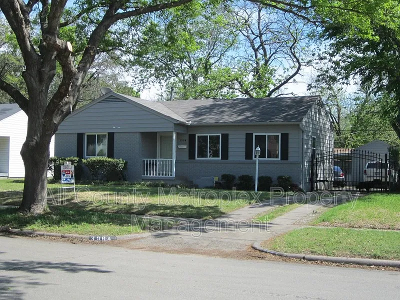 3 bed, 2.0 bath, 1359 sqft, $2,995 — Photo 2