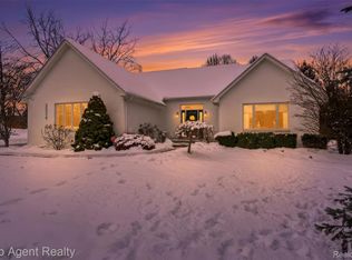 2239 Regency Hills Dr, Shelby Township, MI 48316