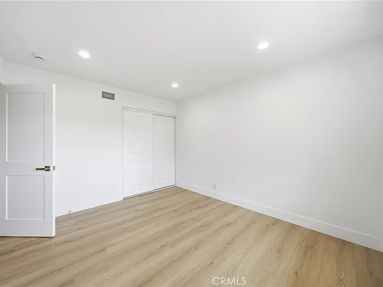520 W Country Hls — Photo 24