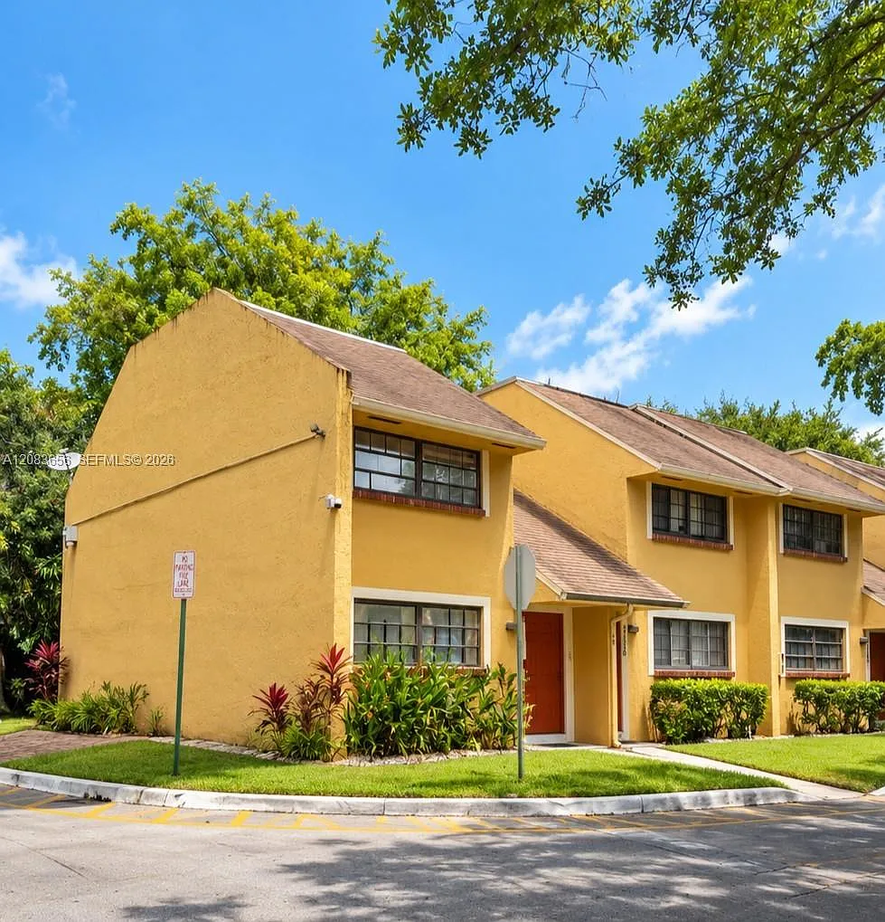 Center Court Condominium — Photo 1
