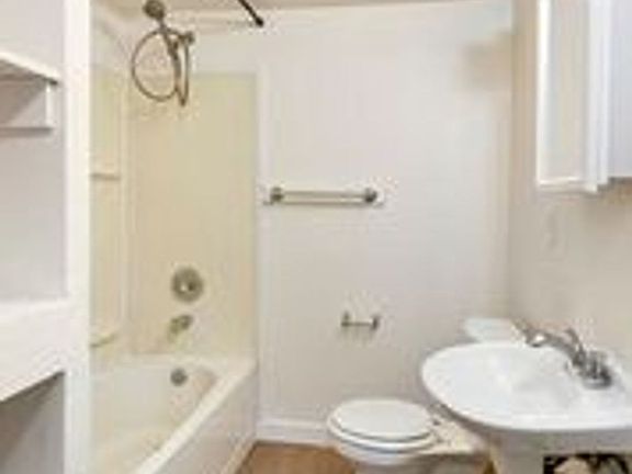 5th image of 11544 Greenwood Ave N APT 5