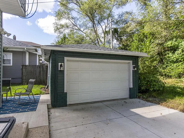 721 Corby Blvd — Photo 6