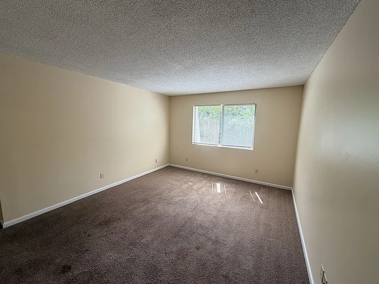 University Square Apartments — Photo 22