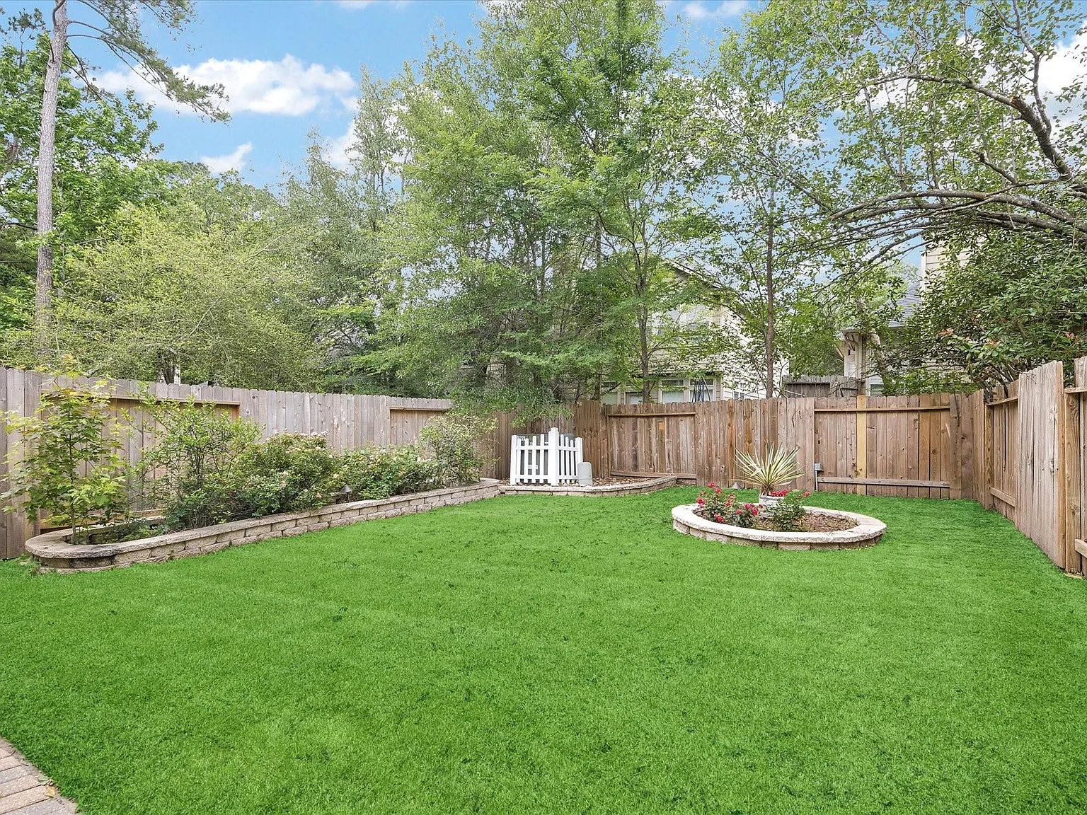3 bed, 2.5 bath, 1818 sqft, $2,200 — Photo 2