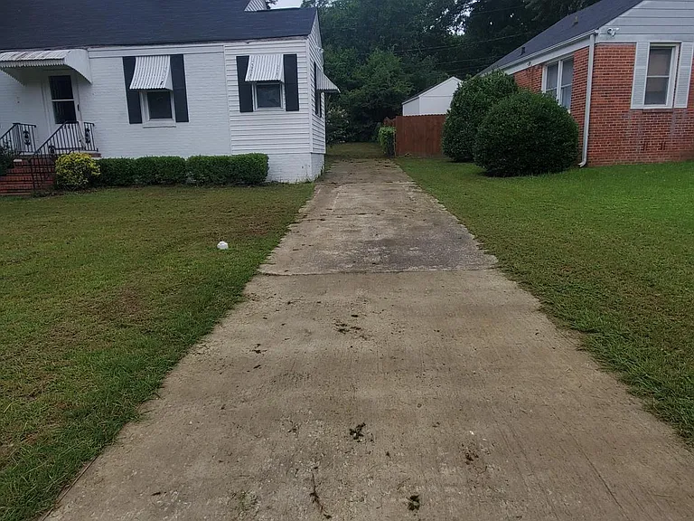 1711 Oak Dr — Photo 3
