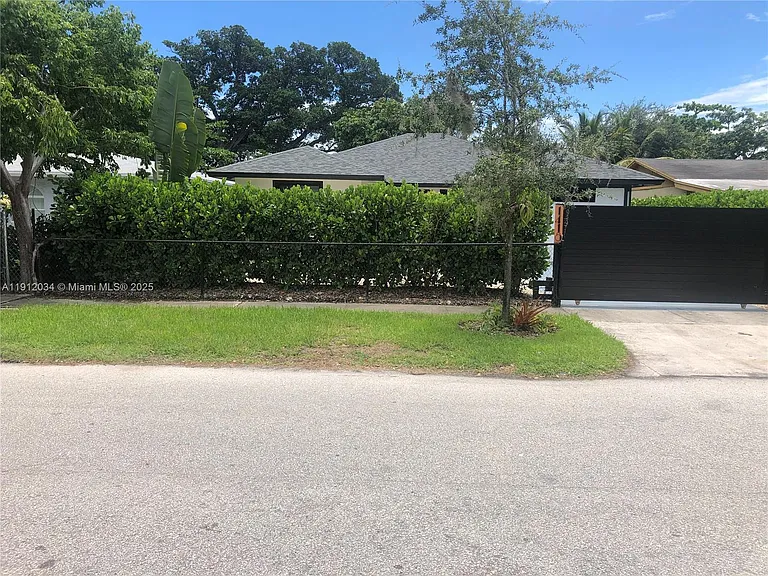 1418 NW 11th St — Photo 2