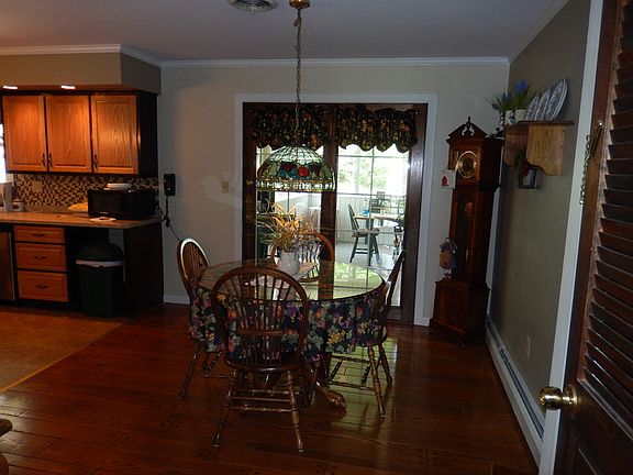 Dining Room : Enjoy large family gatherings in the open dining room/kitchen, hardwood floors.