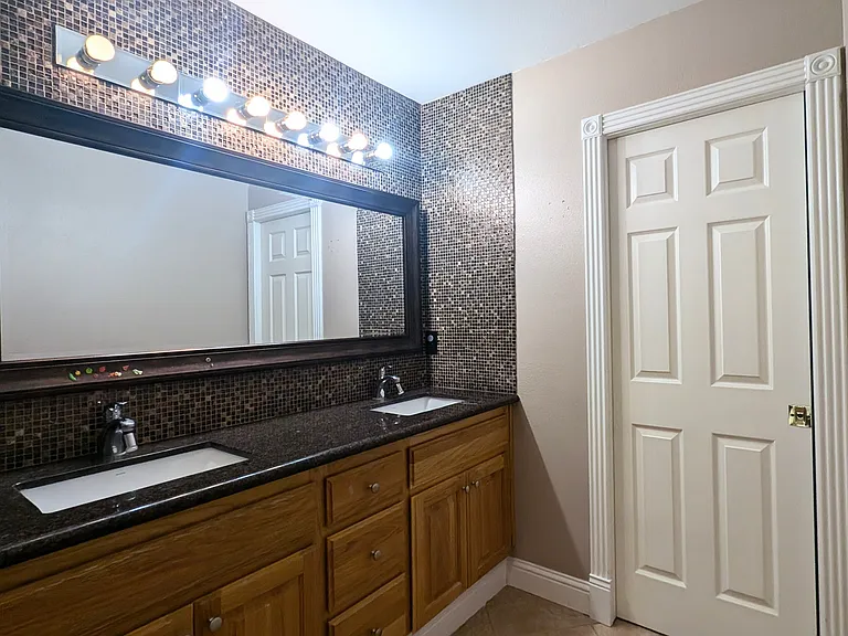 450 NW Pacific Grove Dr — Photo 14