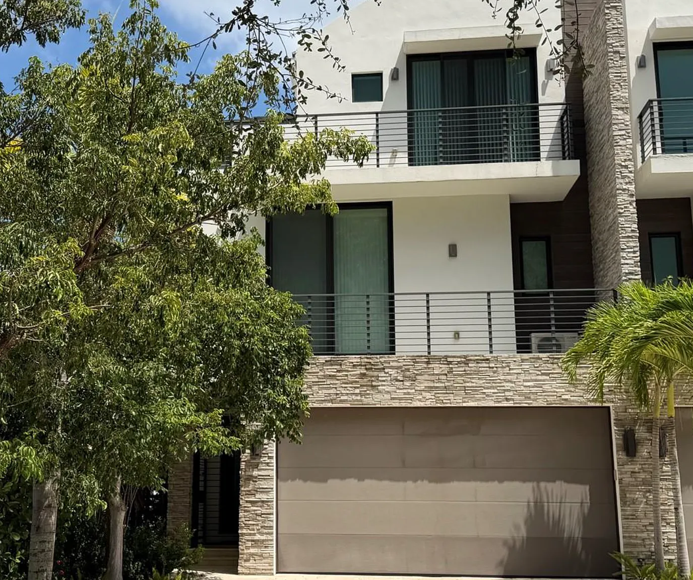 4 bed, 4.5 bath, 2901 sqft, $11,500 — Photo 1