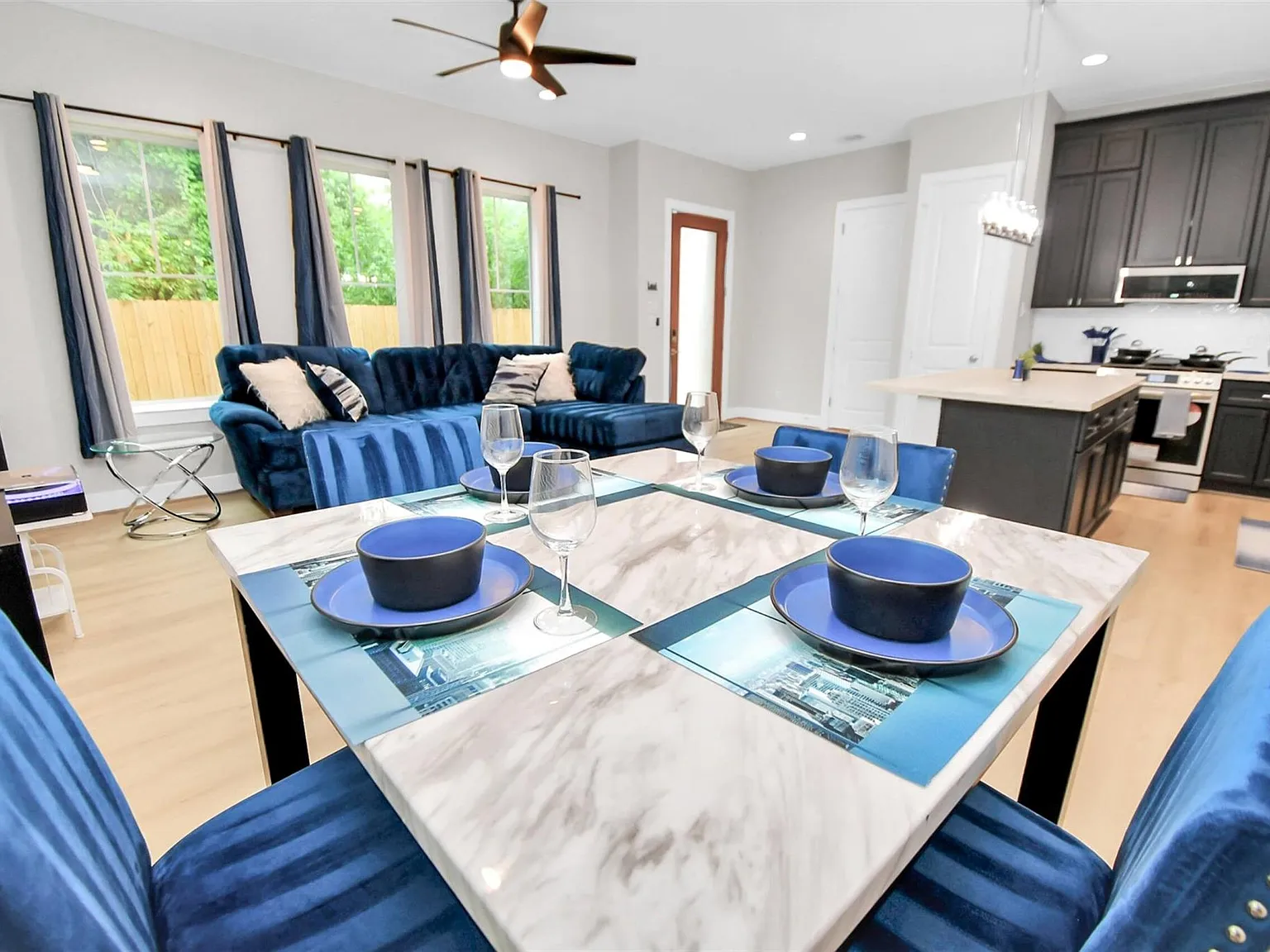 3 bed, 2.5 bath, 1814 sqft, $2,400 — Photo 4
