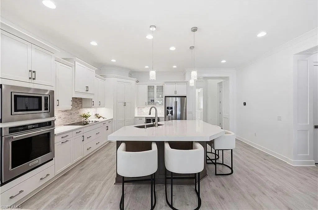 3 bed, 2.5 bath, 2380 sqft, $16,000 — Photo 3