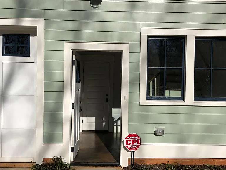 2121 Roslyn Ave — Photo 4