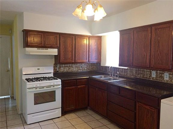 4th image of 2221 Diane Dr