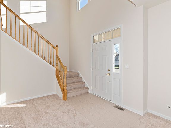 Soaring ceiling in entry way!