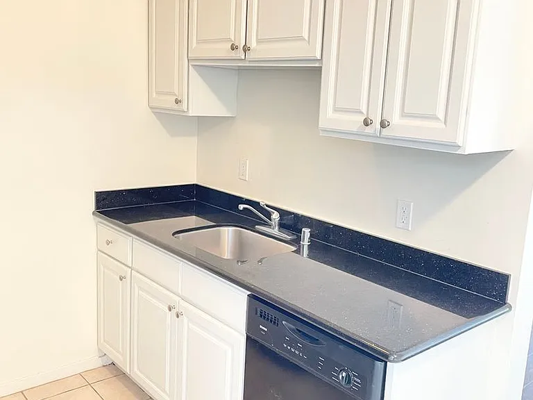 122 (725 Monterey) — Photo 3
