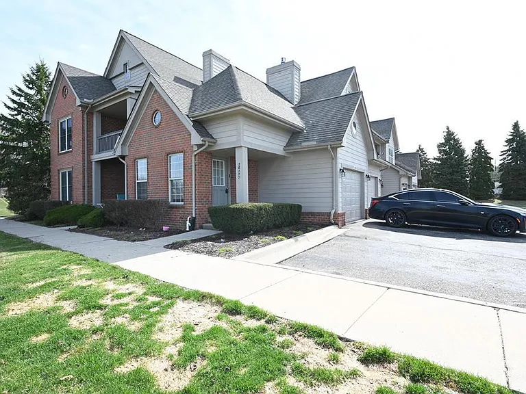 28777 Berwick Ct #1 — Photo 1