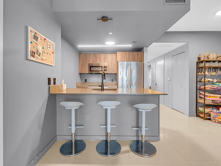 488 NE 18th St #2104 — Photo 1