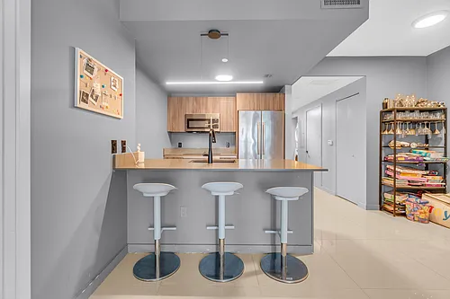 488 NE 18th St #2104 Photo 1