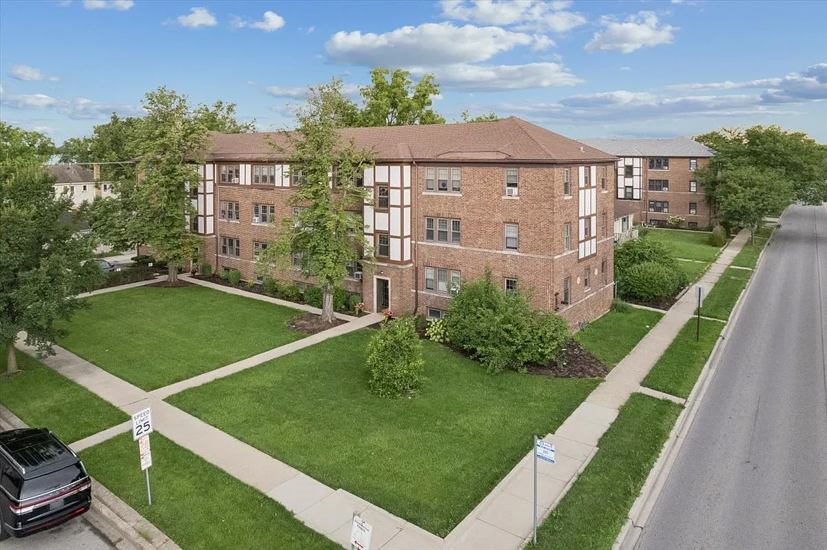 2 bed, 1050 sqft, $1,950 — Photo 1