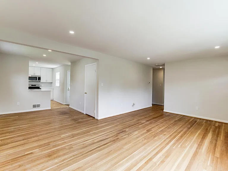 1721 Olney Rd — Photo 3