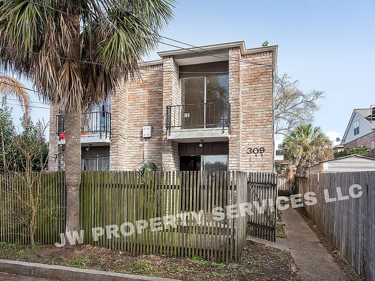 309-311 Lilac St — Photo 3