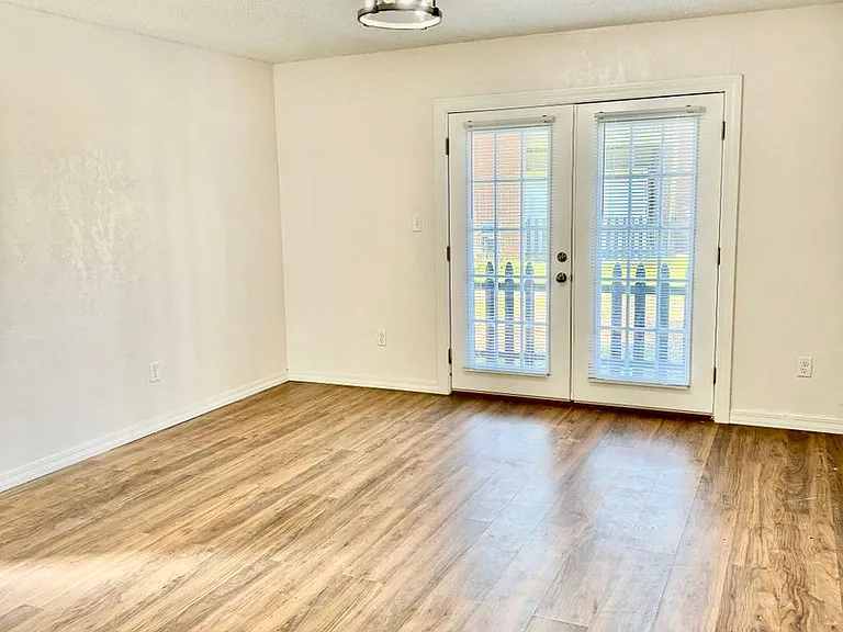 West Towne Apartments — Photo 32