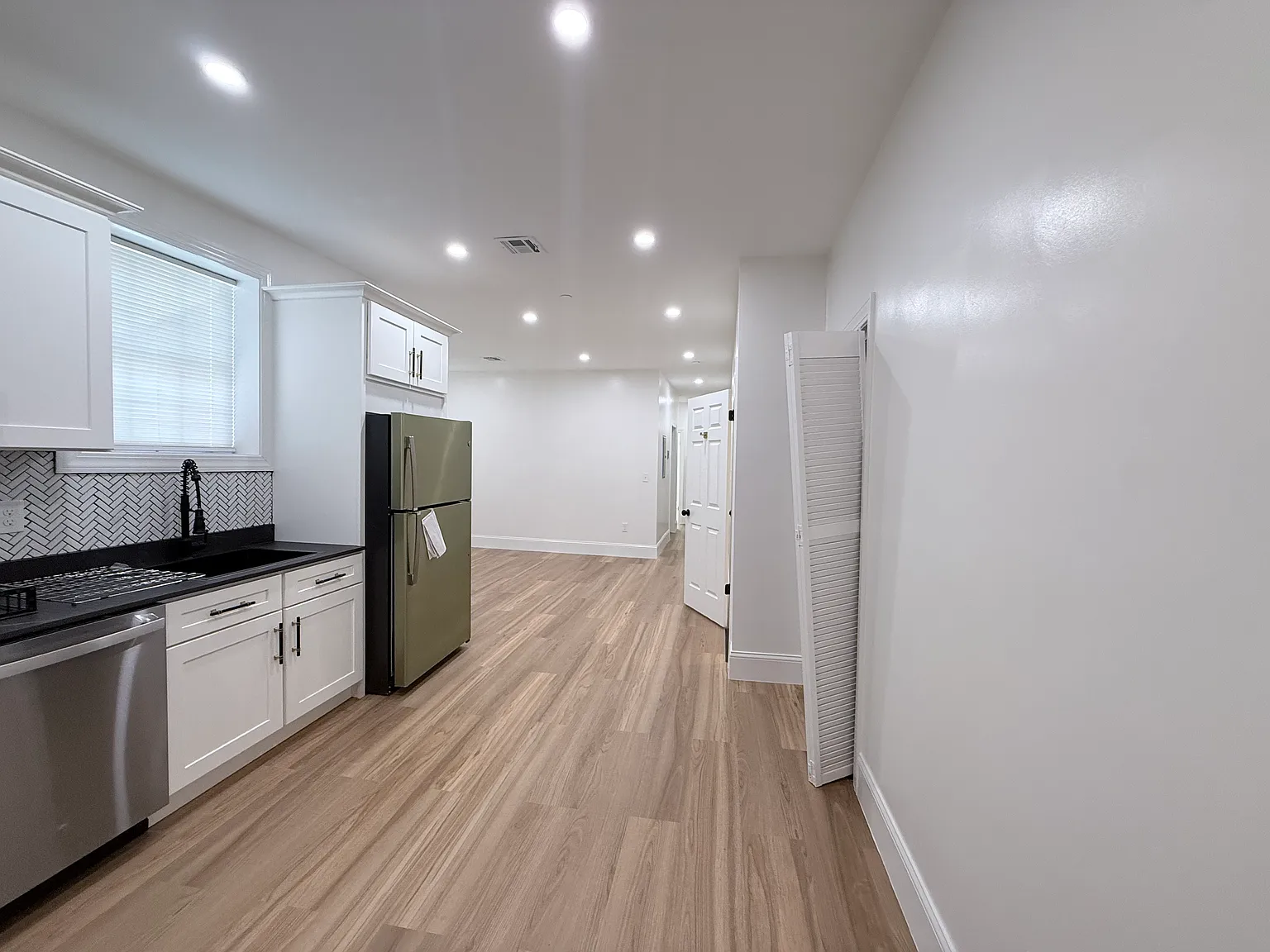 4 bed, 9999 sqft, $5,000 — Photo 4