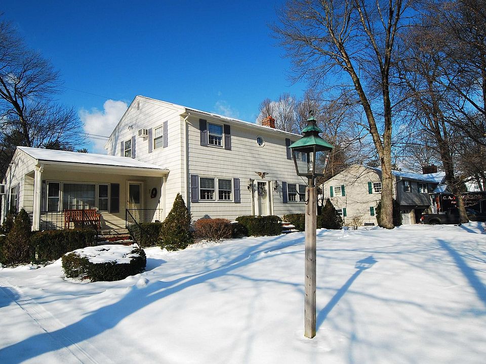 2nd image of 28 Fieldstone Dr