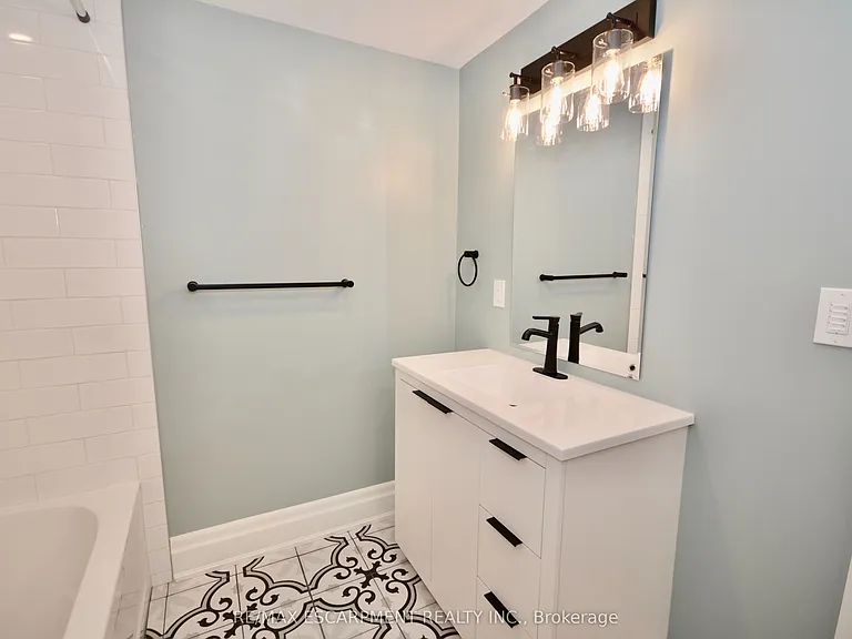 17 Inverness Ave W #LOWER — Photo 11