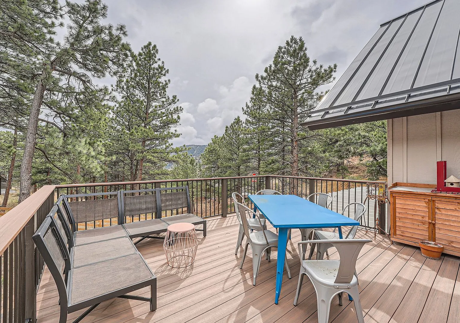 Mountain Retreat: Fully Furnished 3 BDR Home with Sauna — Photo 4