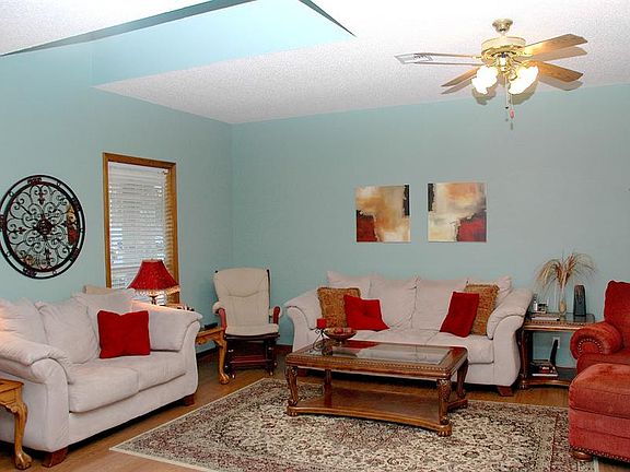 3rd image of 214 Maureen Dr