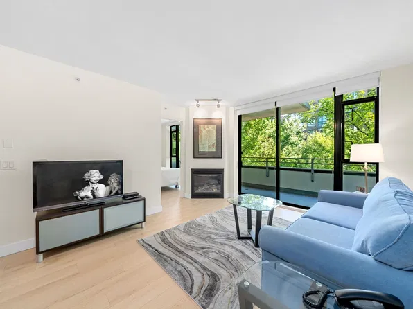 175 W 1st St #305, North Vancouver, BC V7M 3N9