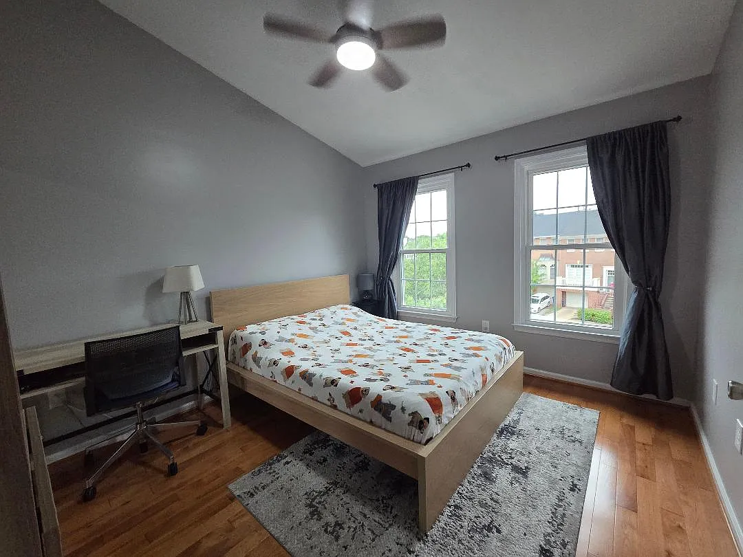 3 bed, 2.5 bath, 2623 sqft, $850 — Photo 2