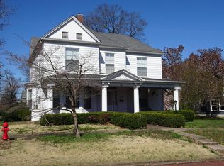 126 Walnut St, Harrisburg, IL 62946