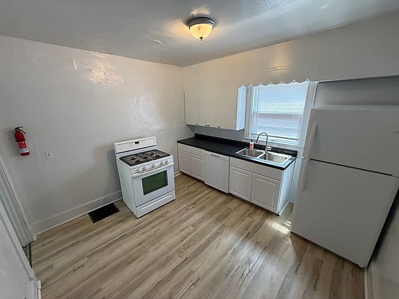 3rd image of 416 Bellevue Pl