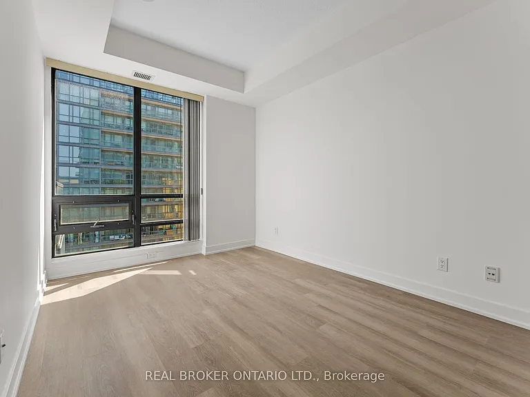 438 King St W #1404 — Photo 11