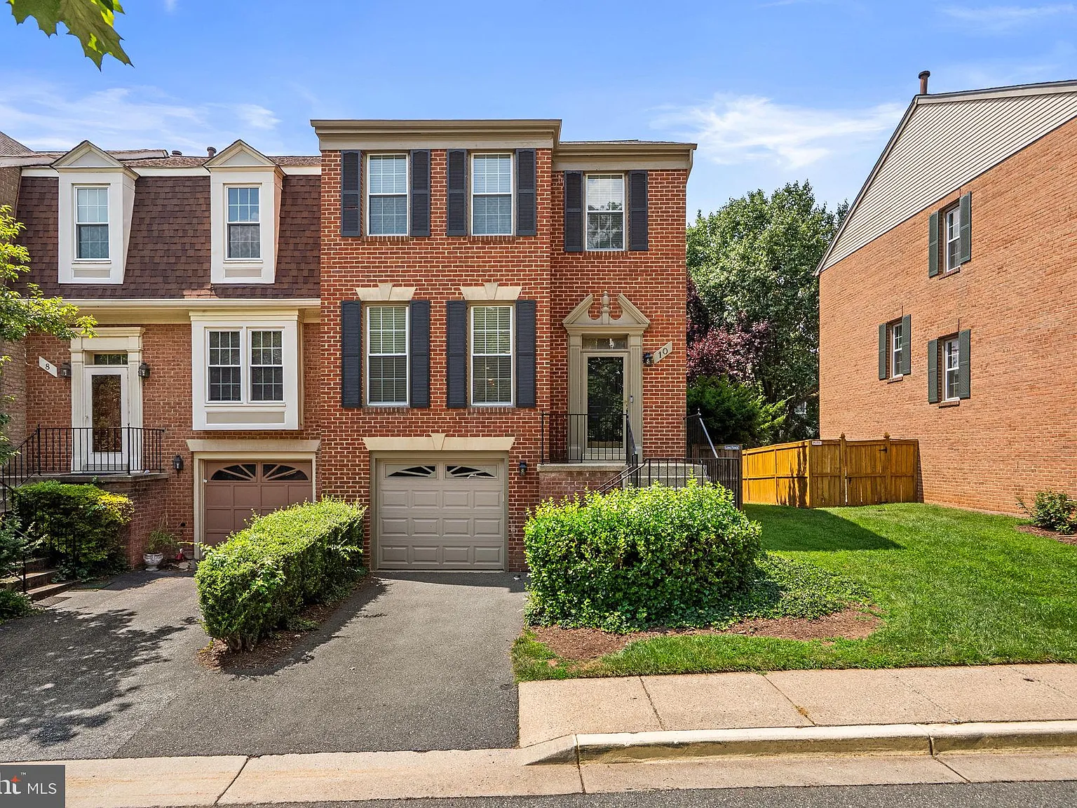 3 bed, 4.0 bath, 2195 sqft, $4,999 — Photo 1