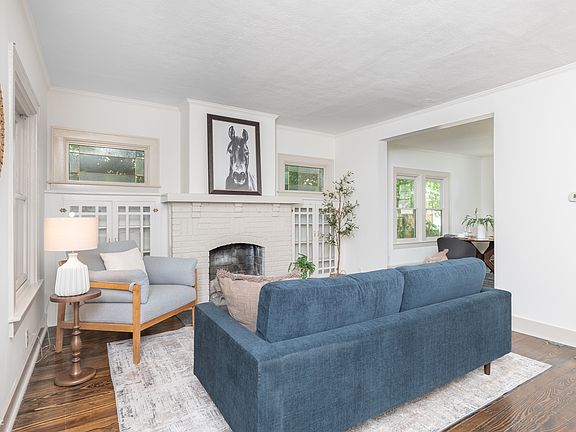 4th image of 6154 Rosslyn Ave