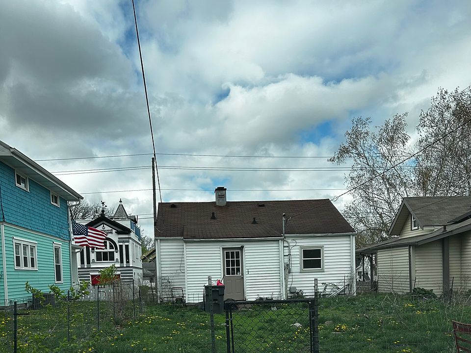 2nd image of 827 W 3rd St