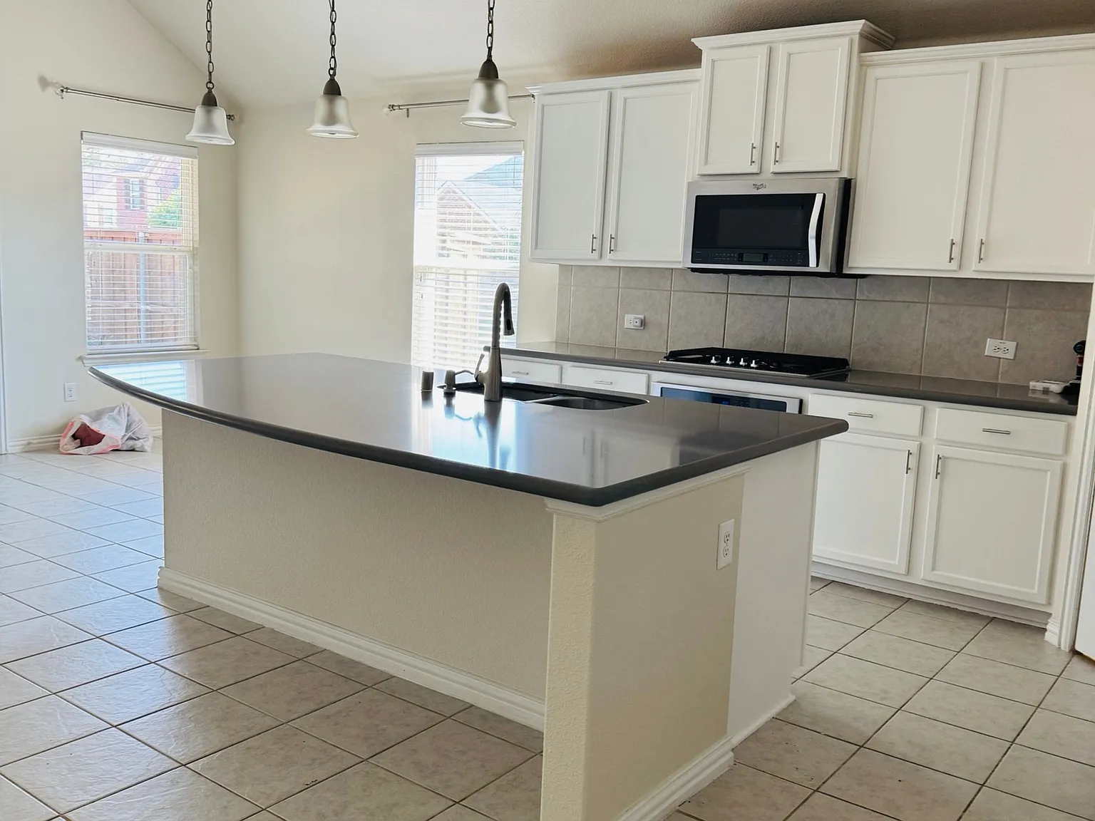 3 bed, 2167 sqft, $2,400 — Photo 4