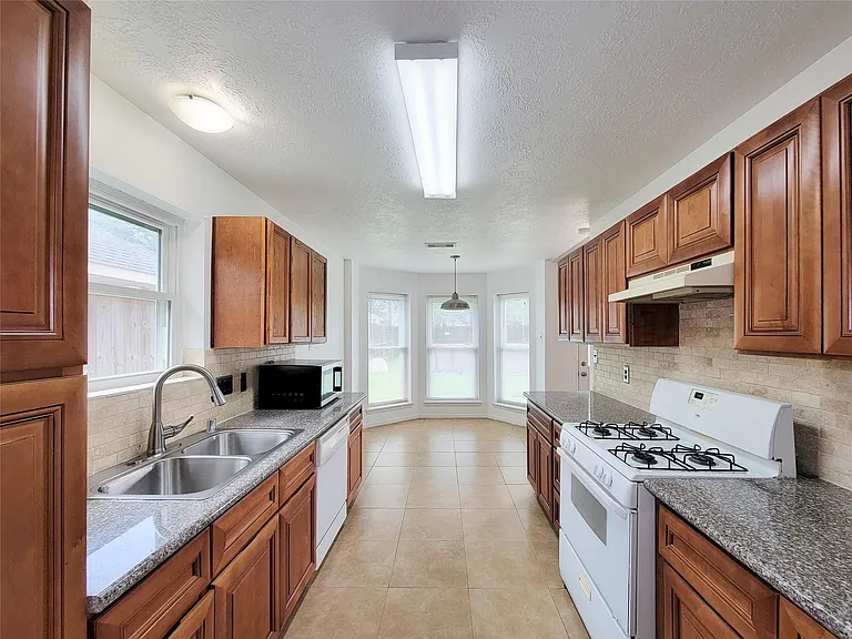 16807 Sussex Dr — Photo 24