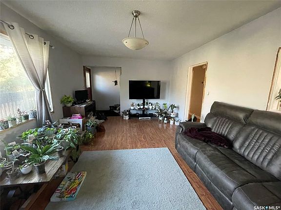 4th image of 27 Irwin Ave