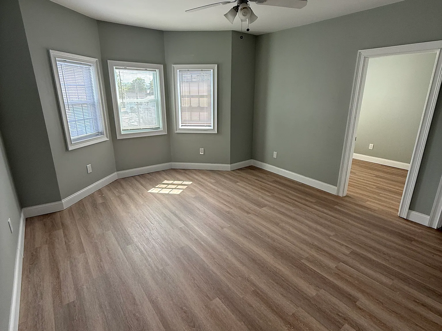 2 bed, 1000 sqft, $3,100 — Photo 2