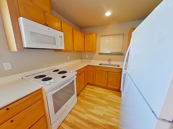 4th image of 576-578 E 15th Aly #5039A8411