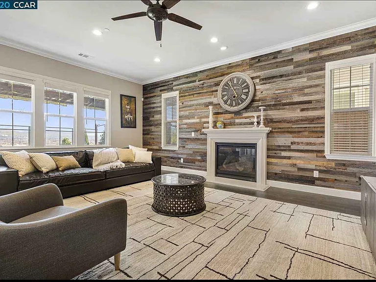 2049 Elderberry Dr — Photo 6