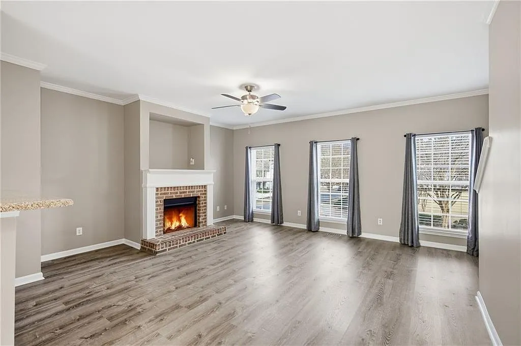 3 bed, 3.0 bath, 2376 sqft, $2,200 — Photo 4