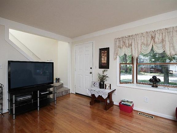 4th image of 560 Woodlawn Ave