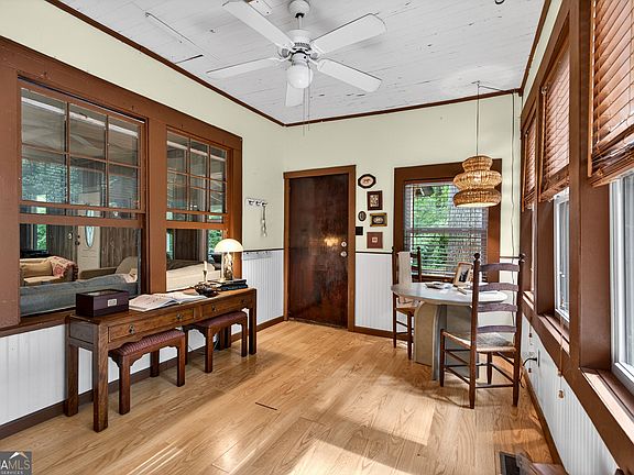 4th image of 130 Chestnut St