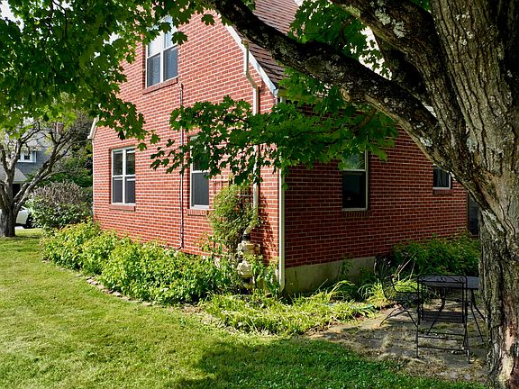 5th image of 208 Court St