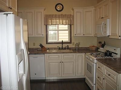 4th image of 2613 Miller Ave NW